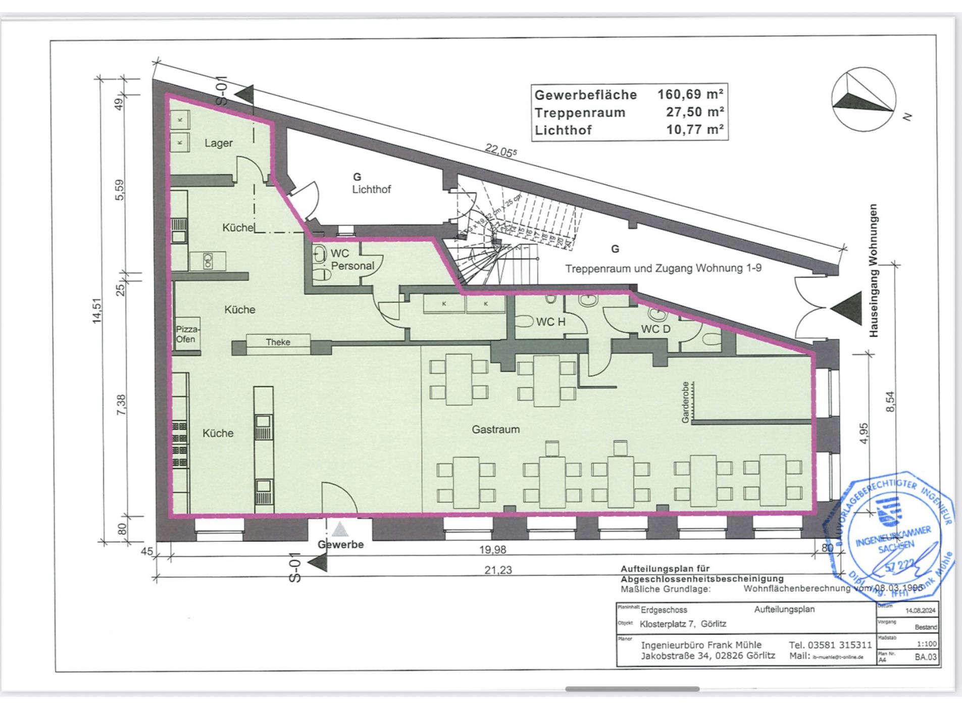 Grundriss mit Gastraum, Küche, Lager, WC und Treppenraum, Räume und Maße sind beschriftet.