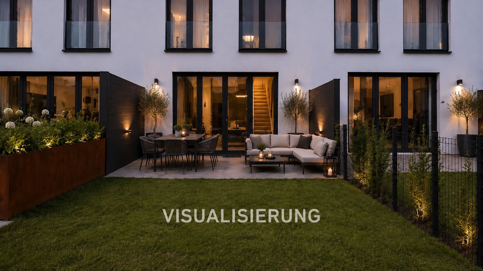 Beleuchtete Terrasse mit Esstisch, Sofa und Garten vor einem modernen Wohnhaus bei Abenddämmerung.