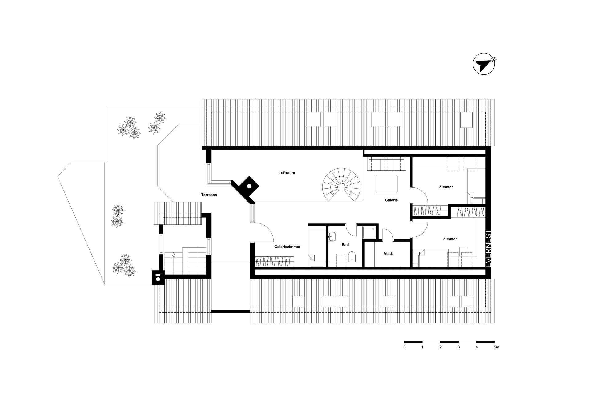 Grundriss eines Wohnhauses mit mehreren Zimmern, Terrasse und Treppe.