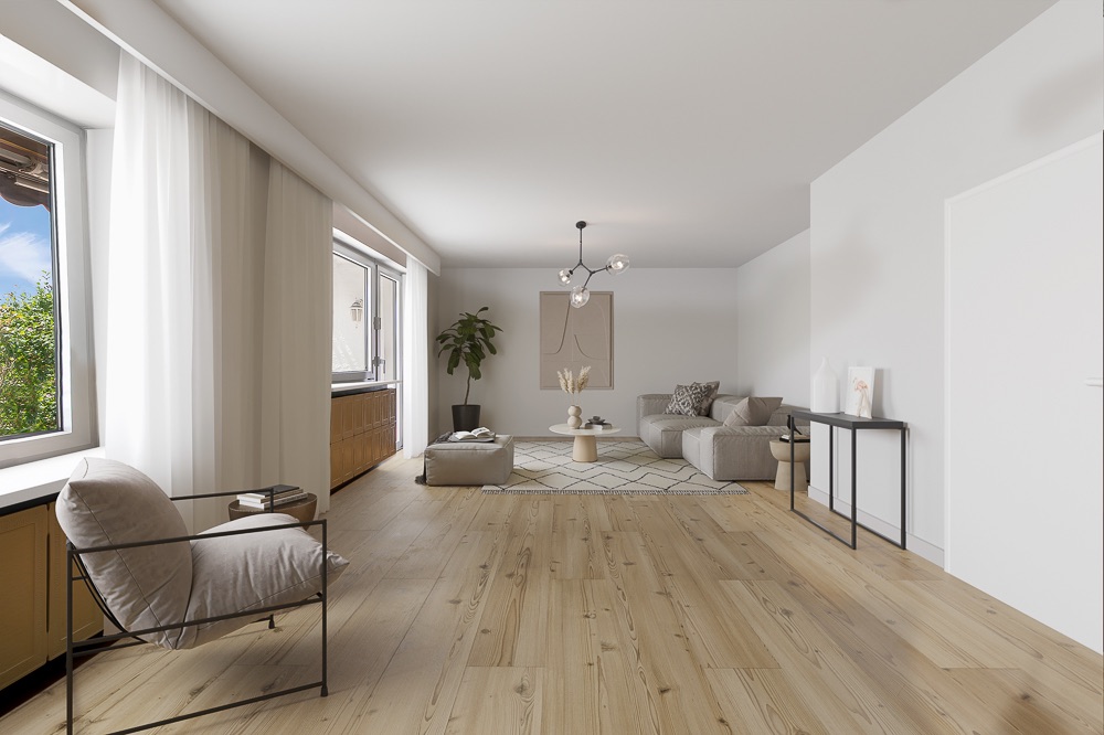 Helles Wohnzimmer mit Holzfußboden, Sofa, Sessel, großem Fenster und Dekoration.
