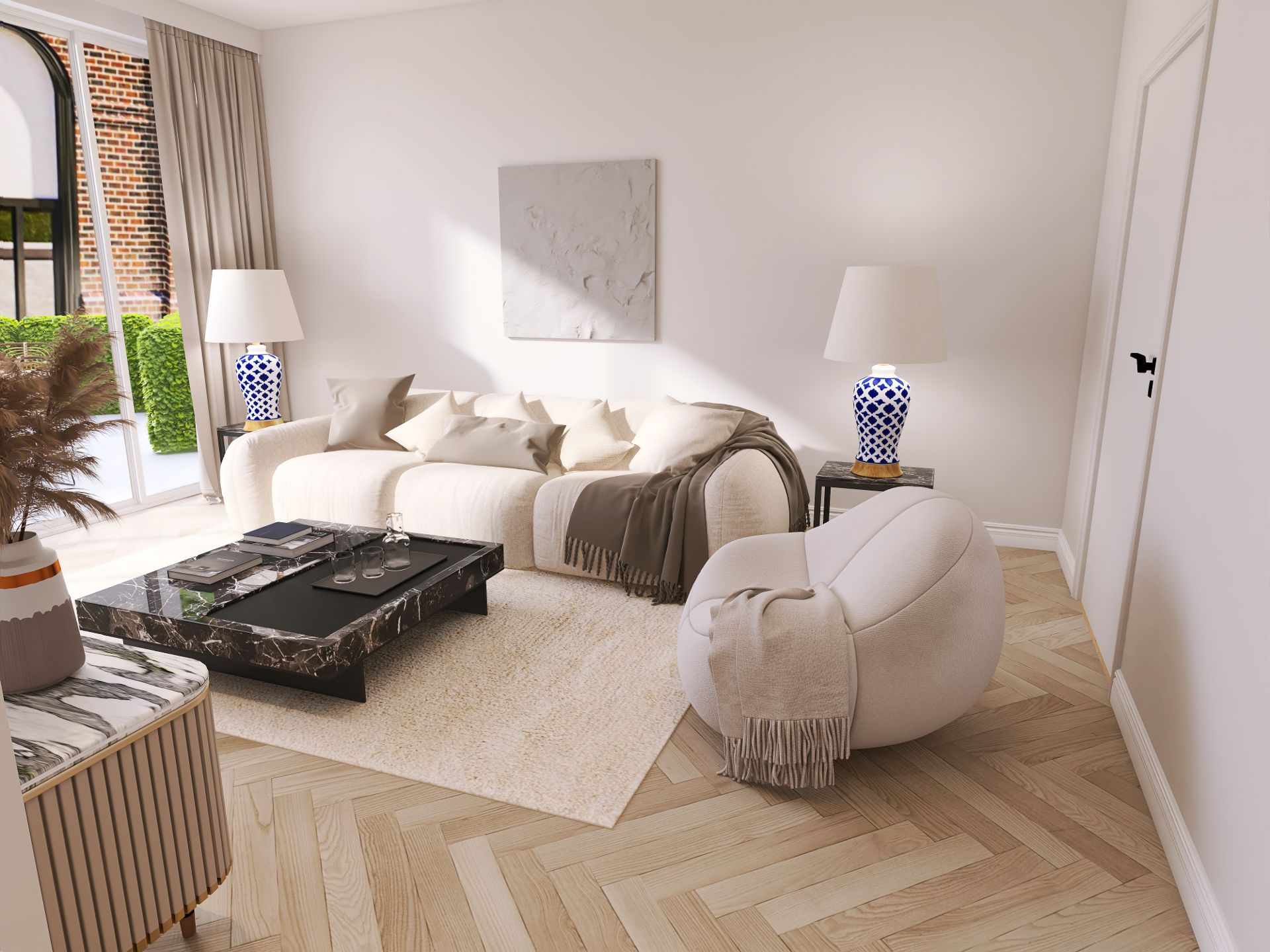 Helles Wohnzimmer mit Sofa, rundem Sessel, Teppich und Couchtisch vor großen Fenstern.
