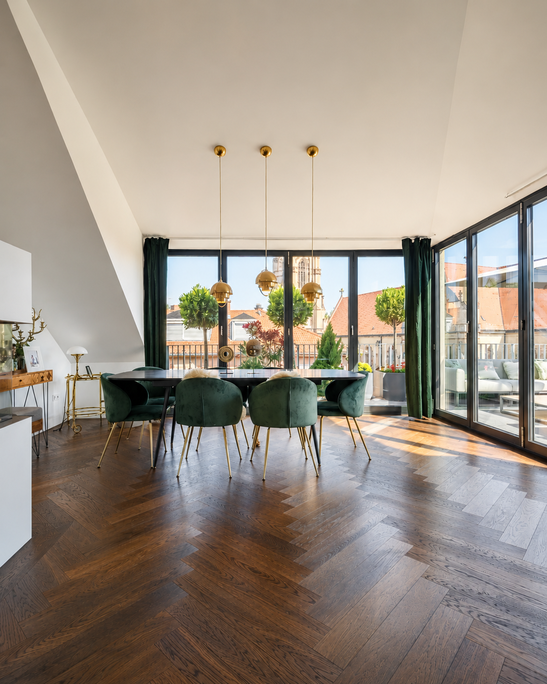 Heller Essbereich mit grünem Stuhlset, Holzboden und großen Fenstern zur Terrasse.