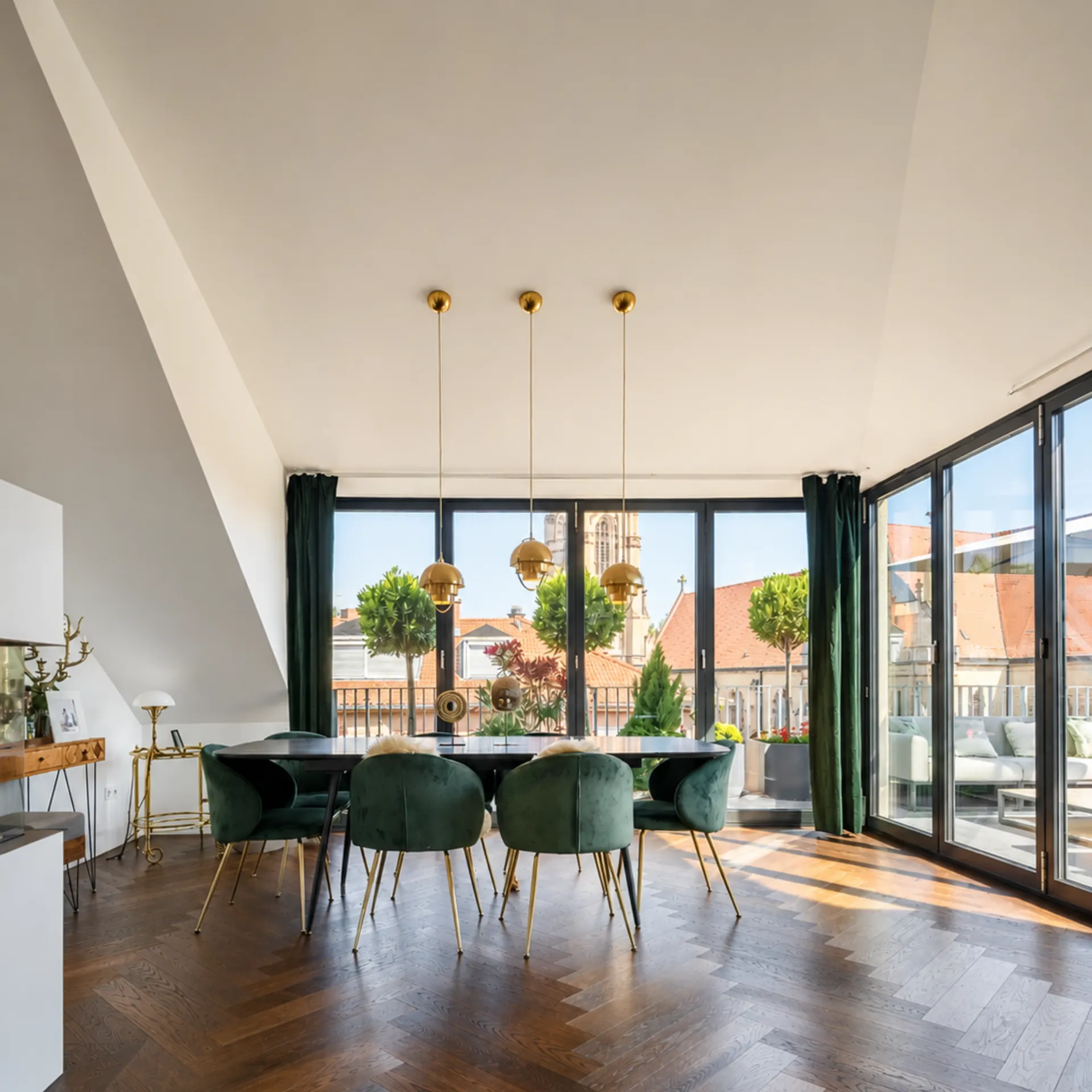 Heller Essbereich mit grünem Stuhlset, Holzboden und großen Fenstern zur Terrasse.