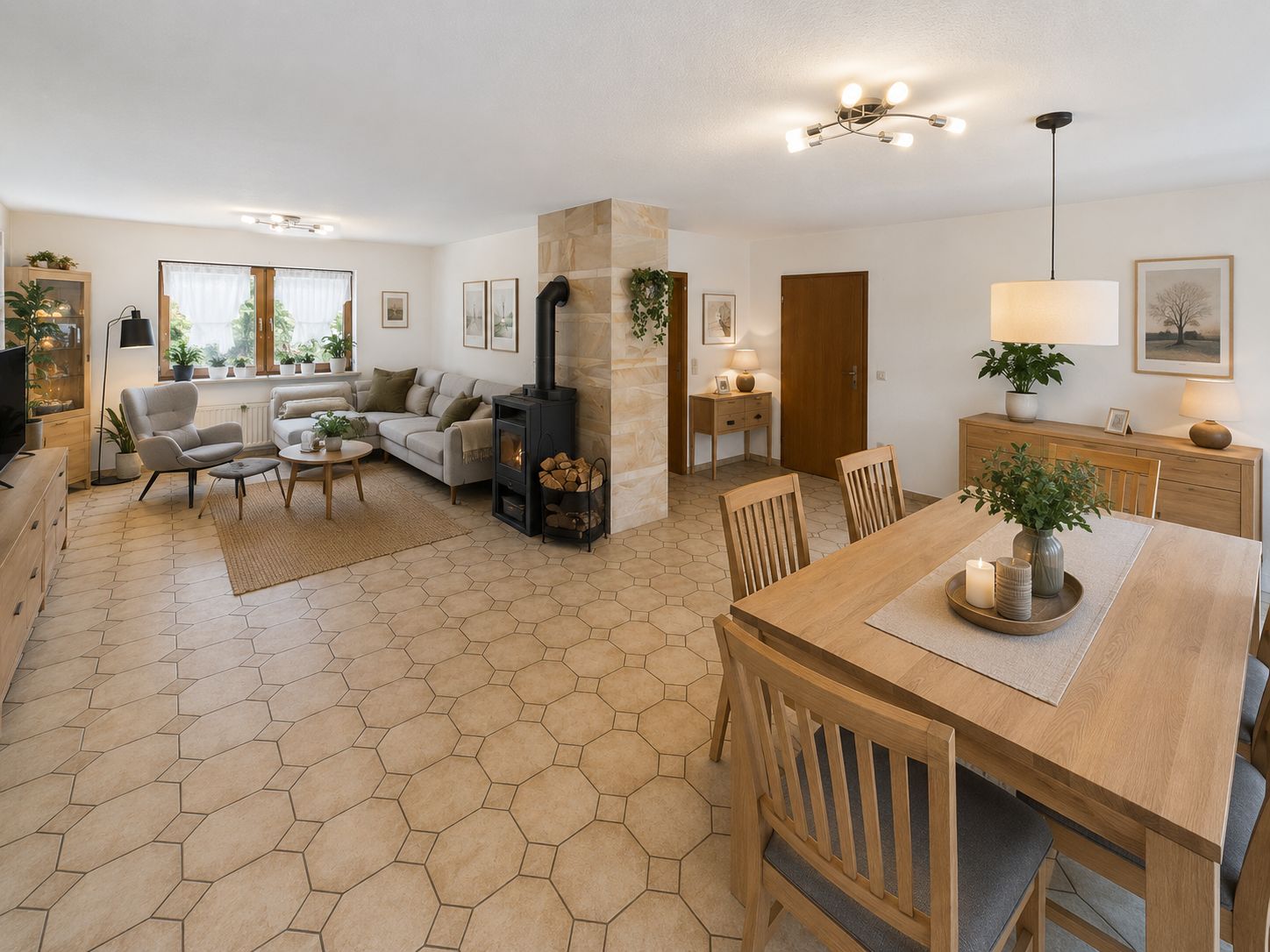 Helles Wohnzimmer mit Kamin, Essbereich aus Holz und gemütlicher Sitzecke mit Sofa.
