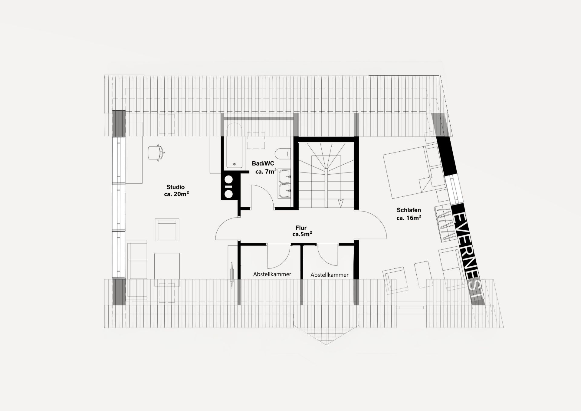 Grundriss einer Wohnung mit Studio, Schlafzimmer, Bad, Flur und zwei Abstellkammern.