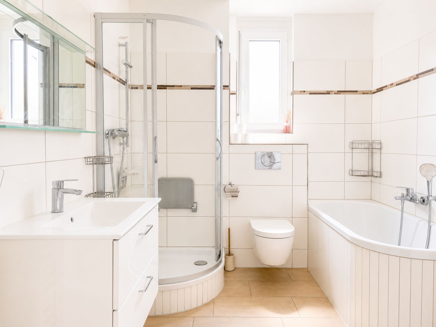 Helles Badezimmer mit Dusche, Badewanne, WC und Waschbecken.
