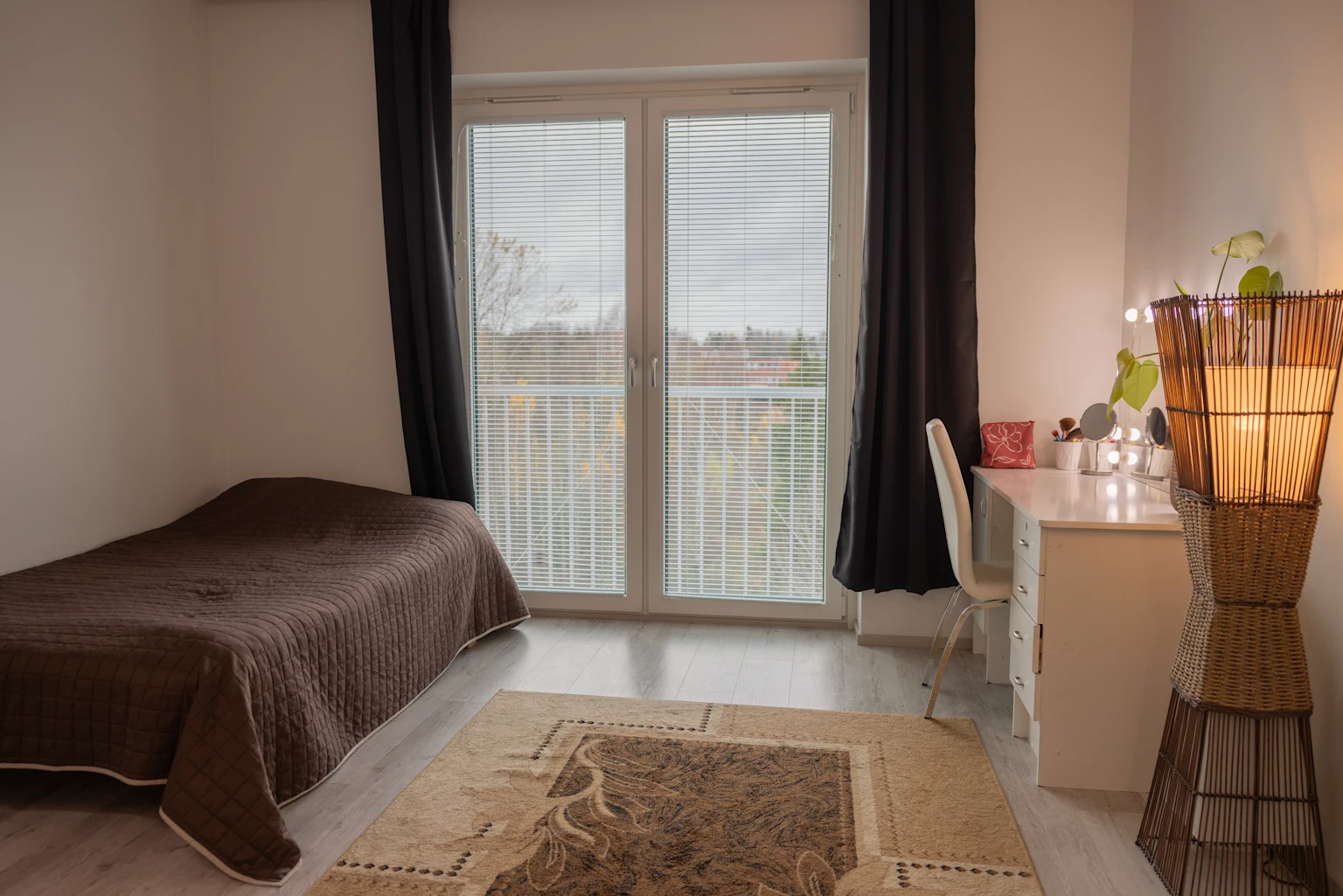 Meikkauspöytä ja sänky asunnossa