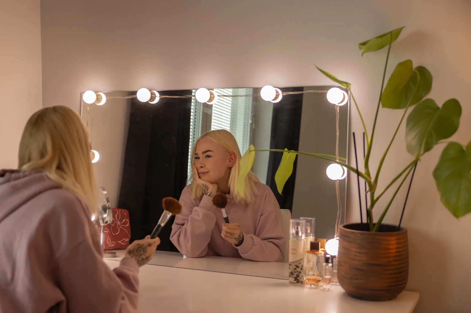 Asukkaamme hymyilemässä peilin edessä