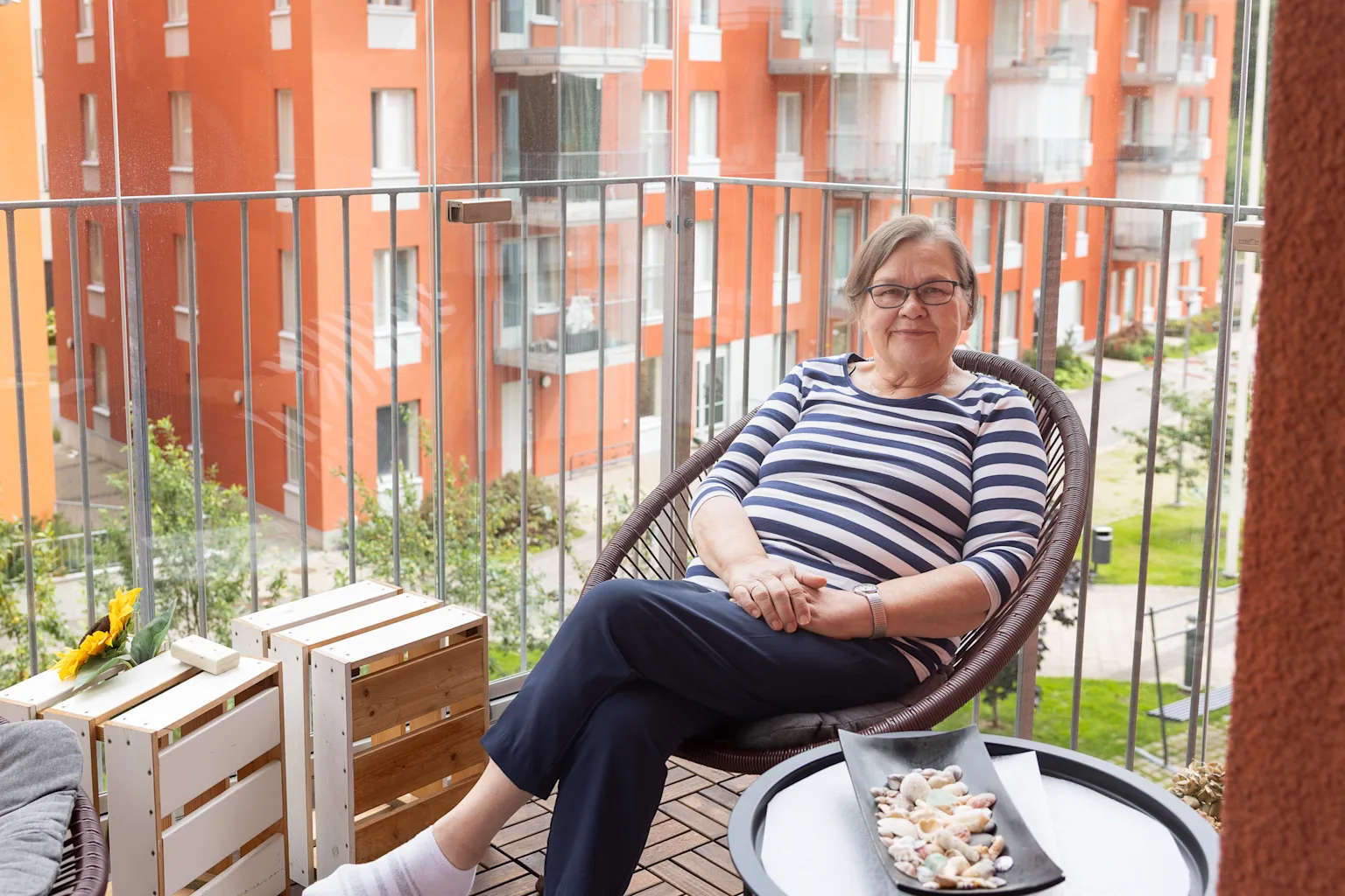 Joo Kotien asukas hänen vuokra-asuntonsa parvekkeella Kivistössä