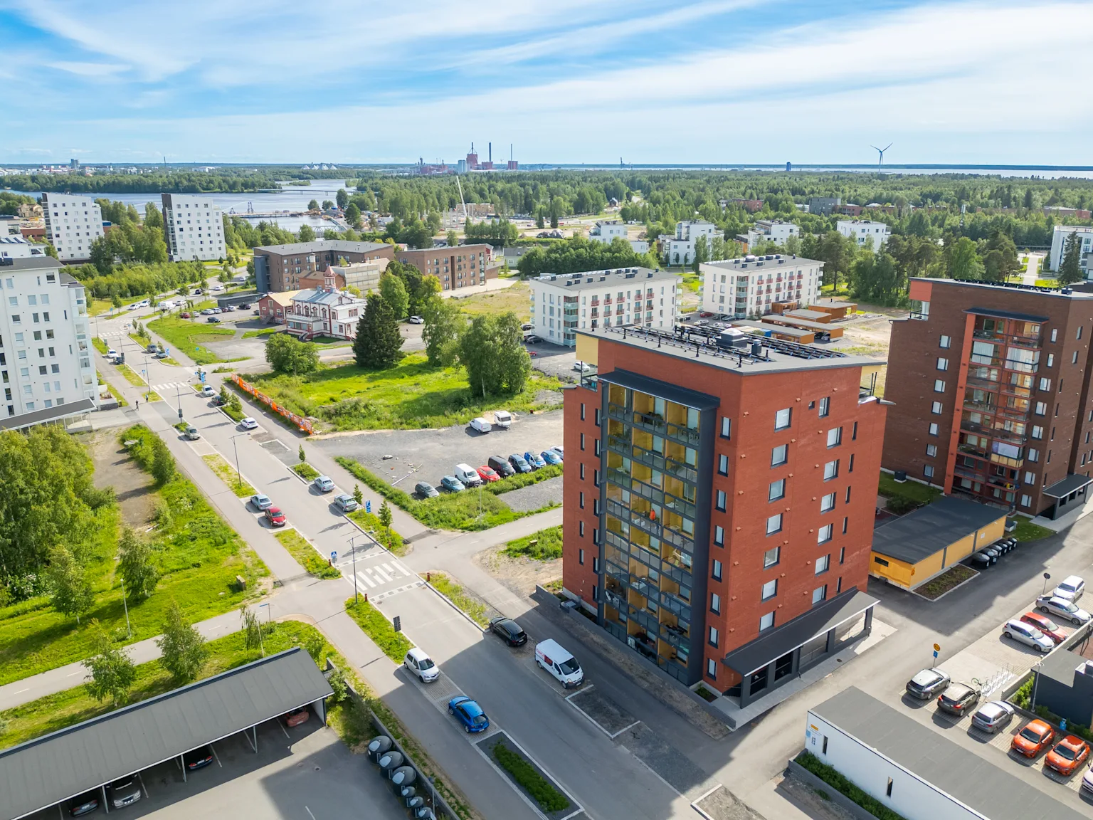 Picture of Toppilansalmi. Houses in the background.