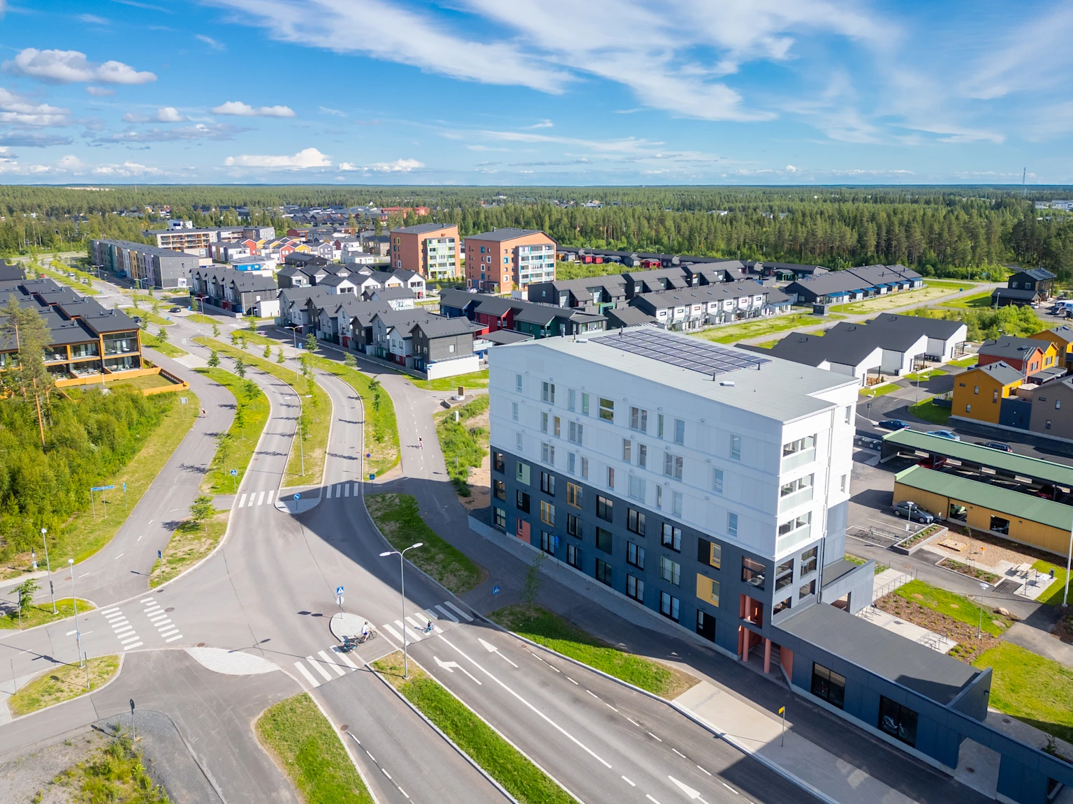 Joo Kotien Hiukkavaaran vuokra-asunnot - ilmakuva Oulun Lumihuipusta kesällä.jpg