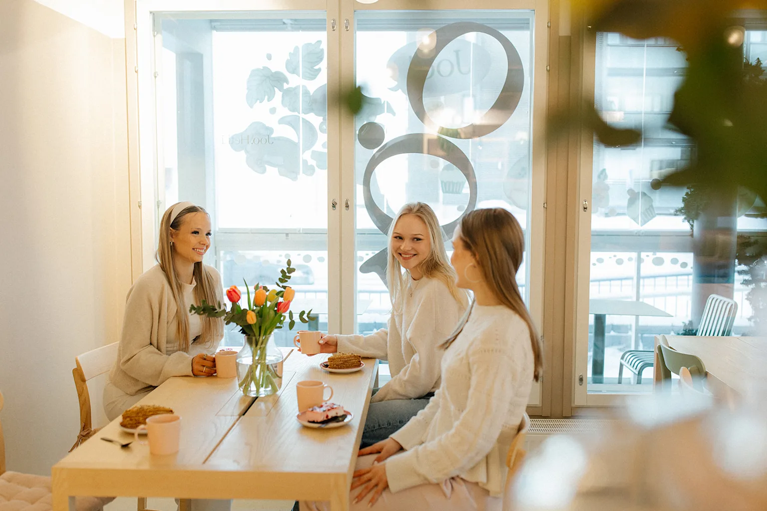 Friends sitting around a table at Joo Hetki