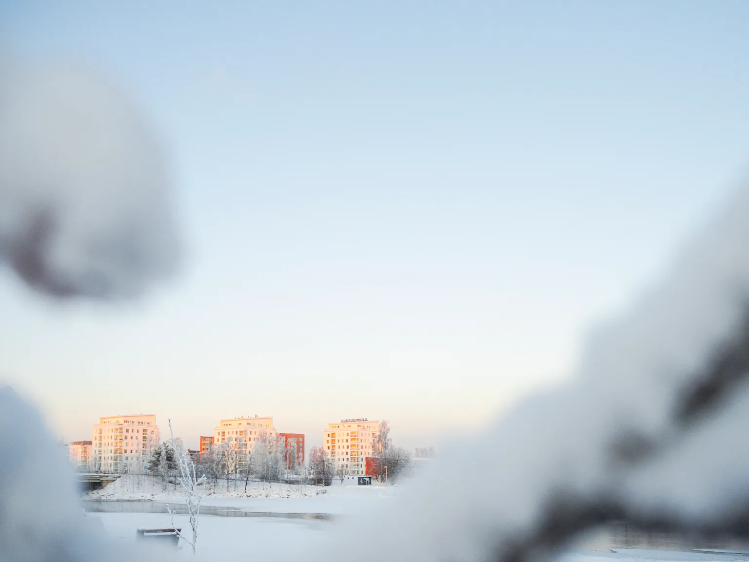 Picture of Toppilansalmi. Houses in the background.