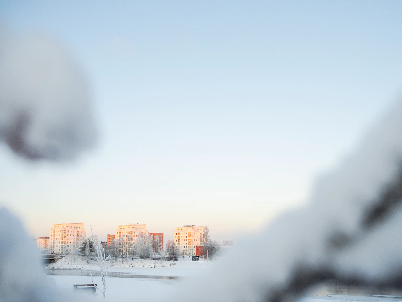 Picture of Toppilansalmi. Houses in the background.