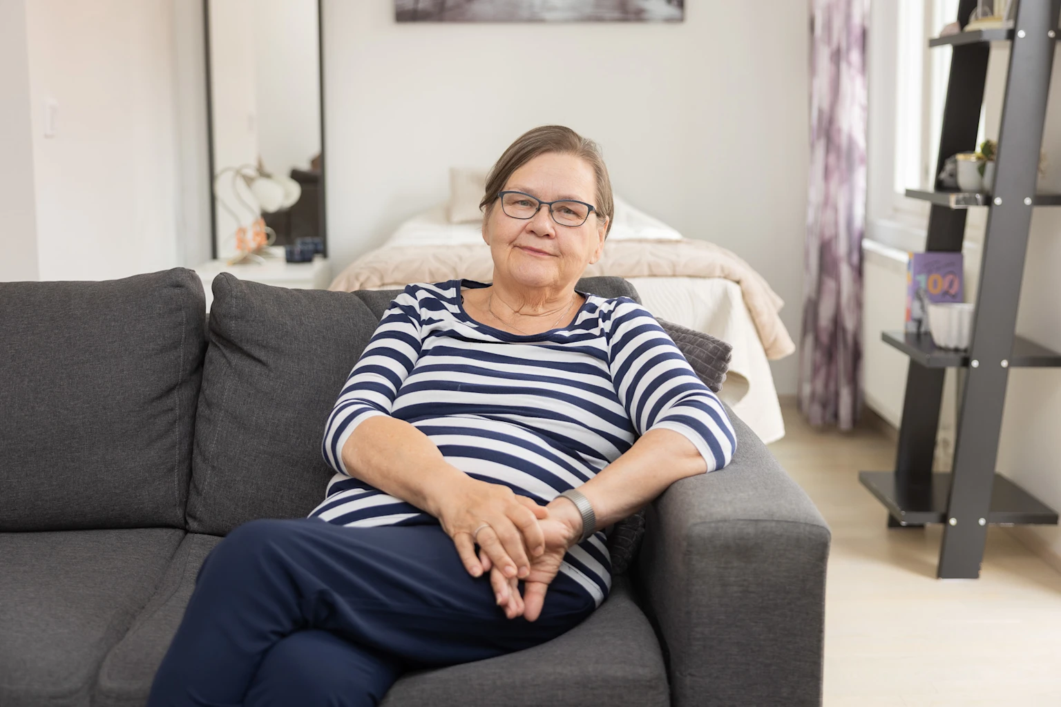 Joo Kotien asukas Kivistössä vuokra-asuntonsa olohuoneessa