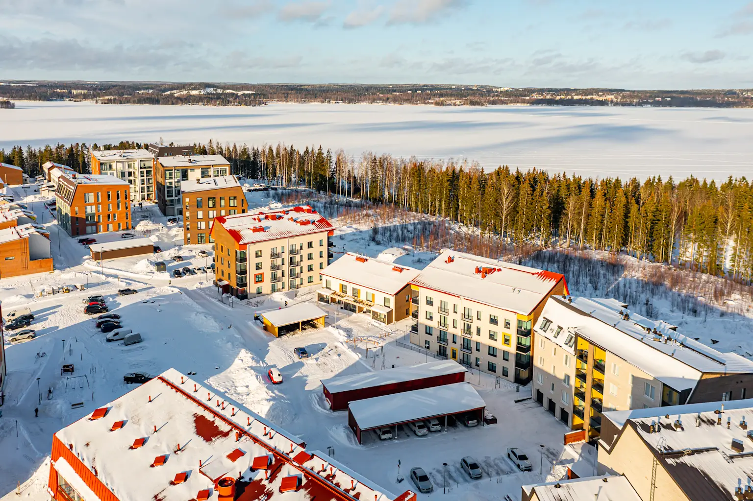 Joo Kotien vuokra-asuntoja moderneissa kerrostaloissa Pirkkalassa järven läheisyydessä.