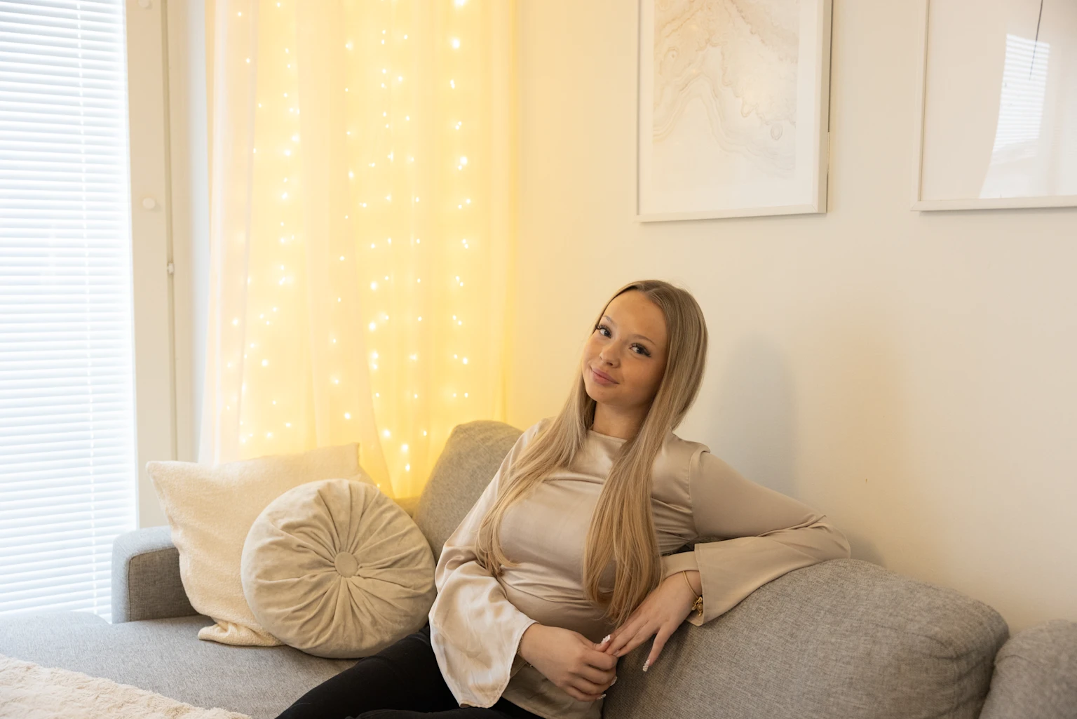 Asukas, oulussa, istuu sohvalla