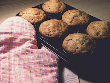 Oven gloves and a tray of cakes