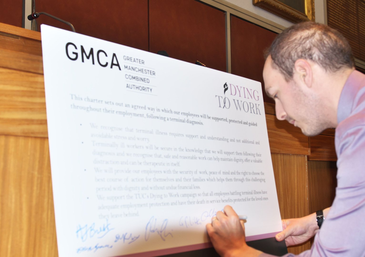 Cllr Ganotis signing the Dying to Work Charter 1
