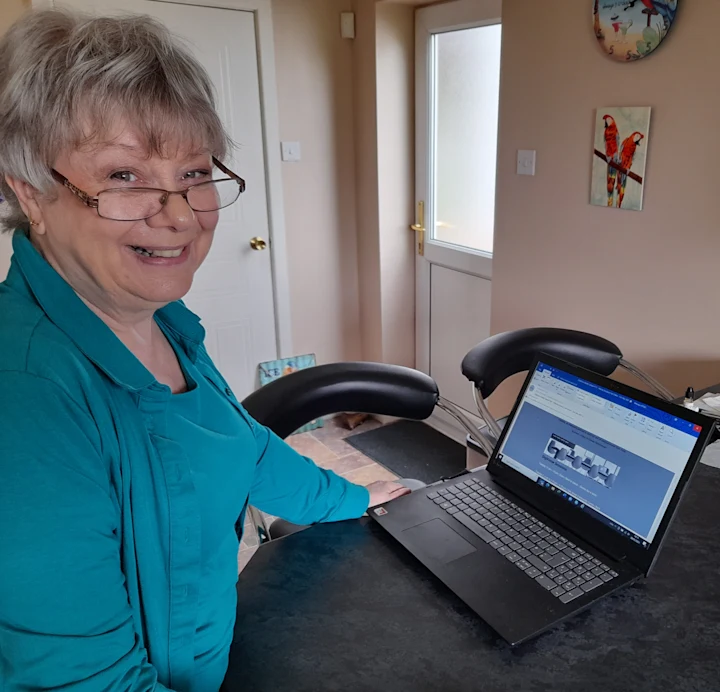 woman-at-desk-with-laptop-in-front-of-her