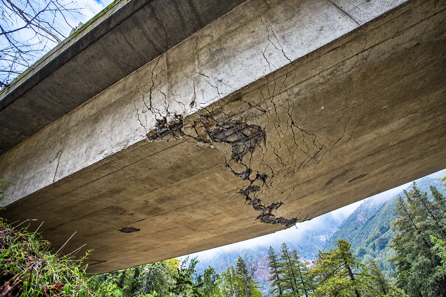 Structural damage and exposed reinforcement image for the Forensic Testing service.