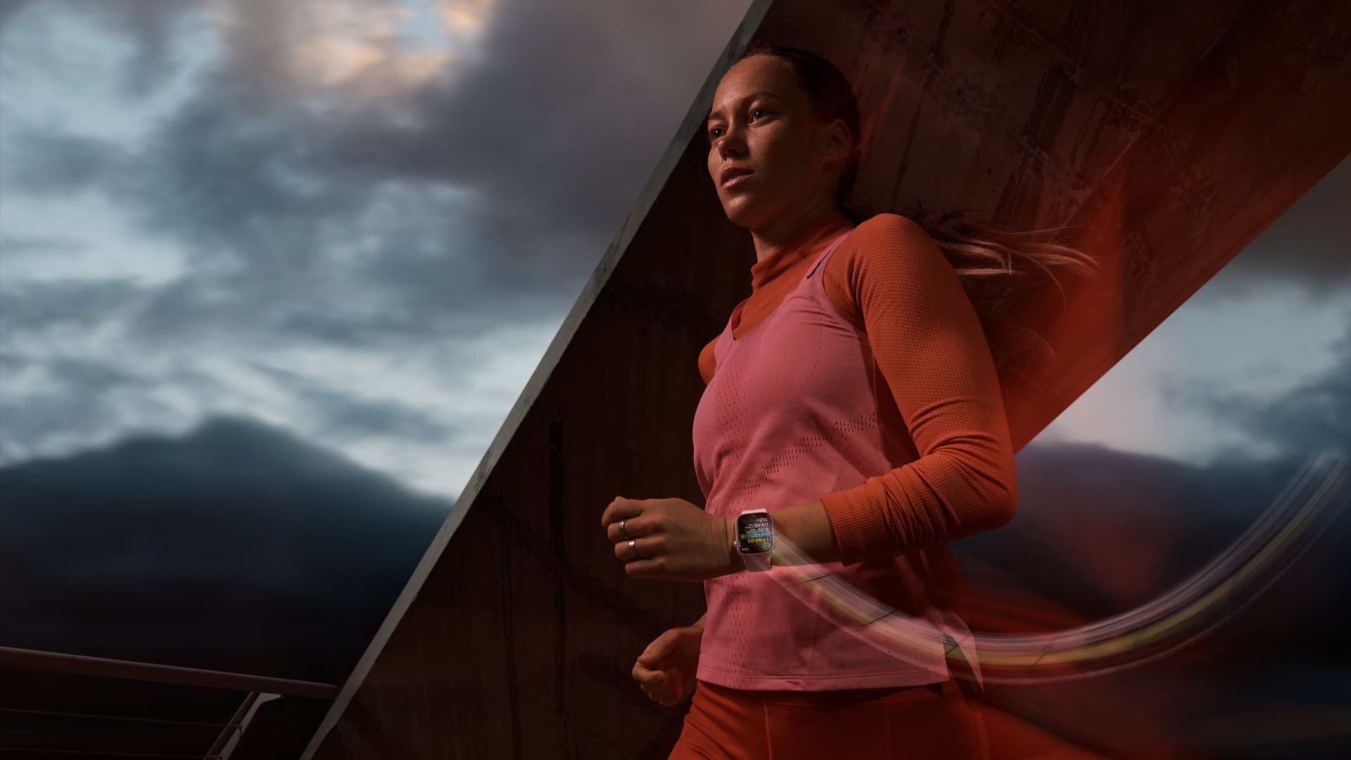 Kvinna springer med sin Apple Watch Series 9.