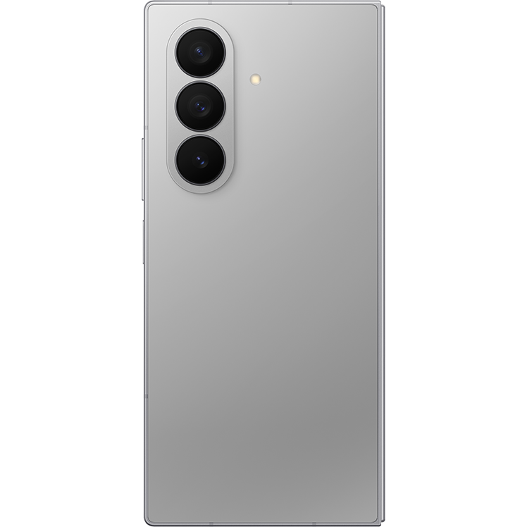Baksidan av Samsung Galaxy Z Fold7 i silver, med trippelkamera i vertikal rad och LED-blixt.
