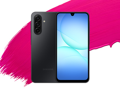 Svart Samsung Galaxy A17 med trippelkamera på baksidan och ljusblå mjuk gradient på skärmen.