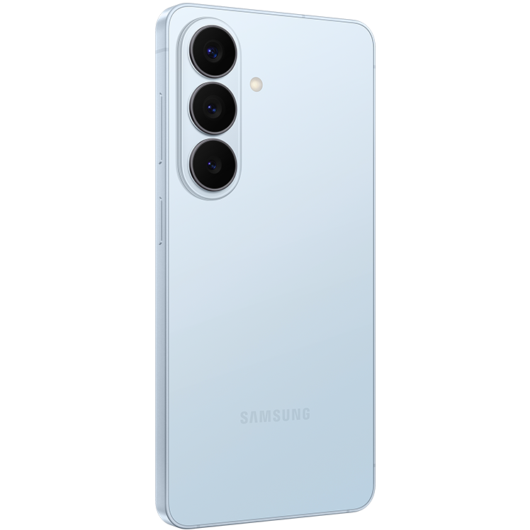 Ljusblå Samsung-smartphone sedd snett bakifrån med tre vertikalt placerade kameralinser i svart på vänster sida.