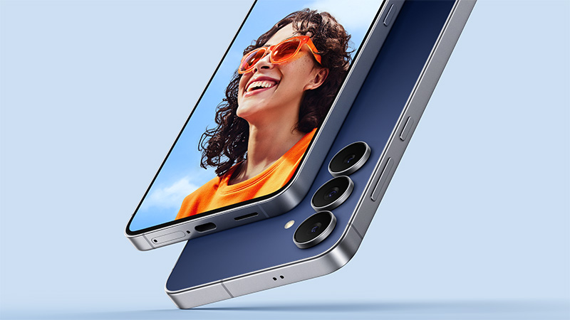 Bild på Samsung Galaxy S25 FE mot ljusblå bakgrund