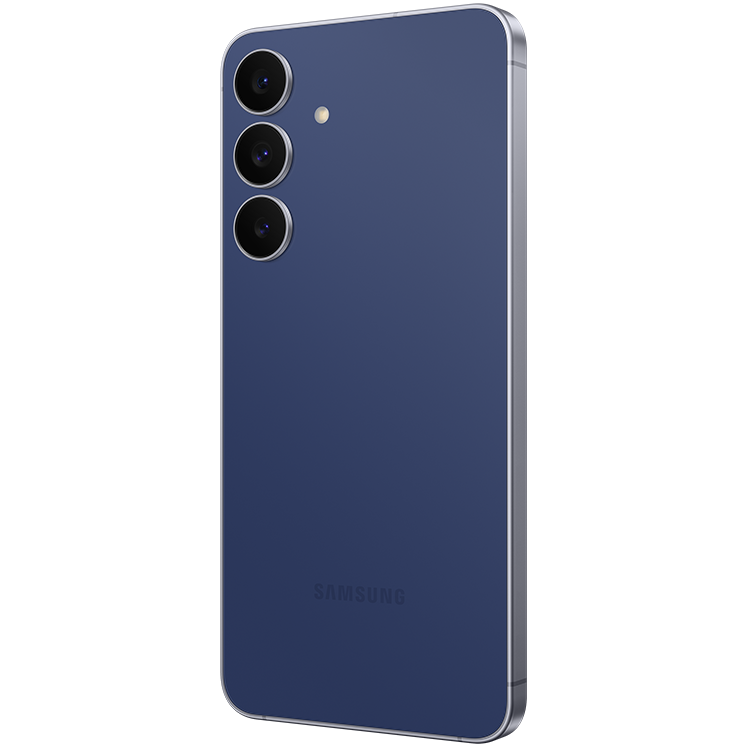 Mörkblå Samsung Galaxy S25 FE sedd bakifrån med tre vertikalt placerade kameralinser i svart på övre vänstra sidan.