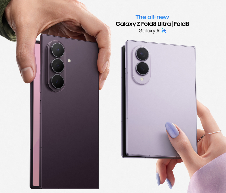 Två händer håller Samsung Galaxy Z Fold8 Ultra och Fold8 i lila och ljuslila färg, bakifrån med trippelkameror synliga.