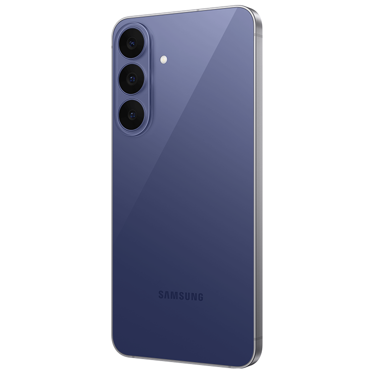Samsung smartphone sedd bakifrån i mörkblå färg med trippelkamera och silverram mot vit bakgrund.