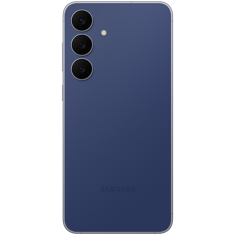 Mörkblå Samsung Galaxy S25 FE sedd bakifrån med tre vertikalt placerade kameralinser i övre vänstra hörnet.