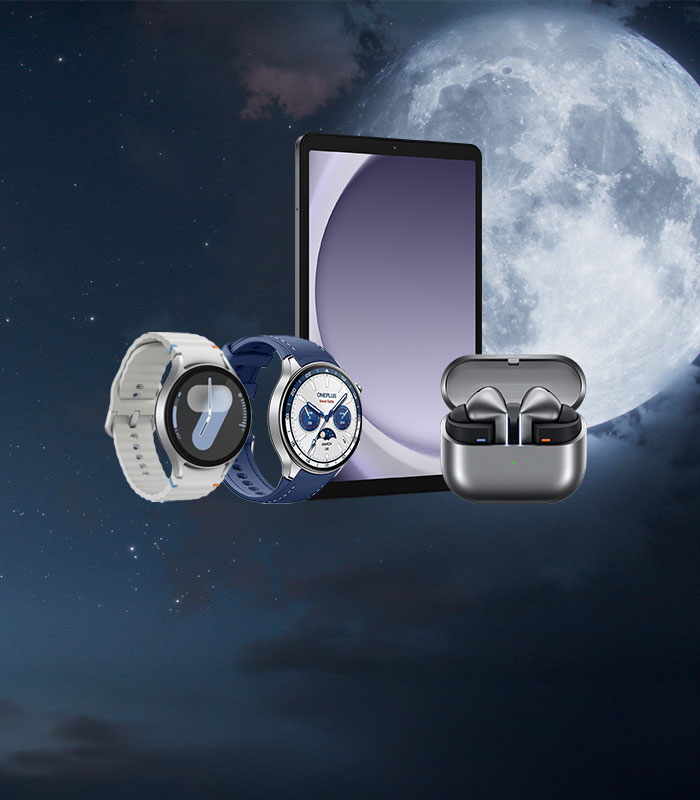 Smartklockor i vitt och blått, en surfplatta och trådlösa hörlurar mot en natthimmel med en stor fullmåne.