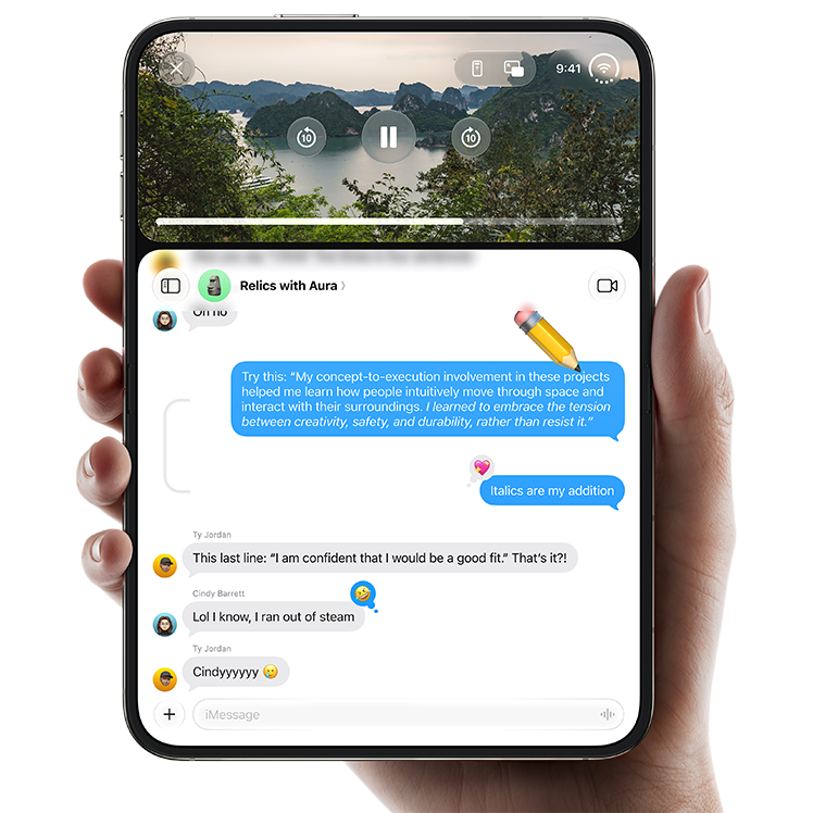 En hand håller en iPhone som visar delad skärm med ett landskap i videospelaren och ett iMessage-konversation nedanför.