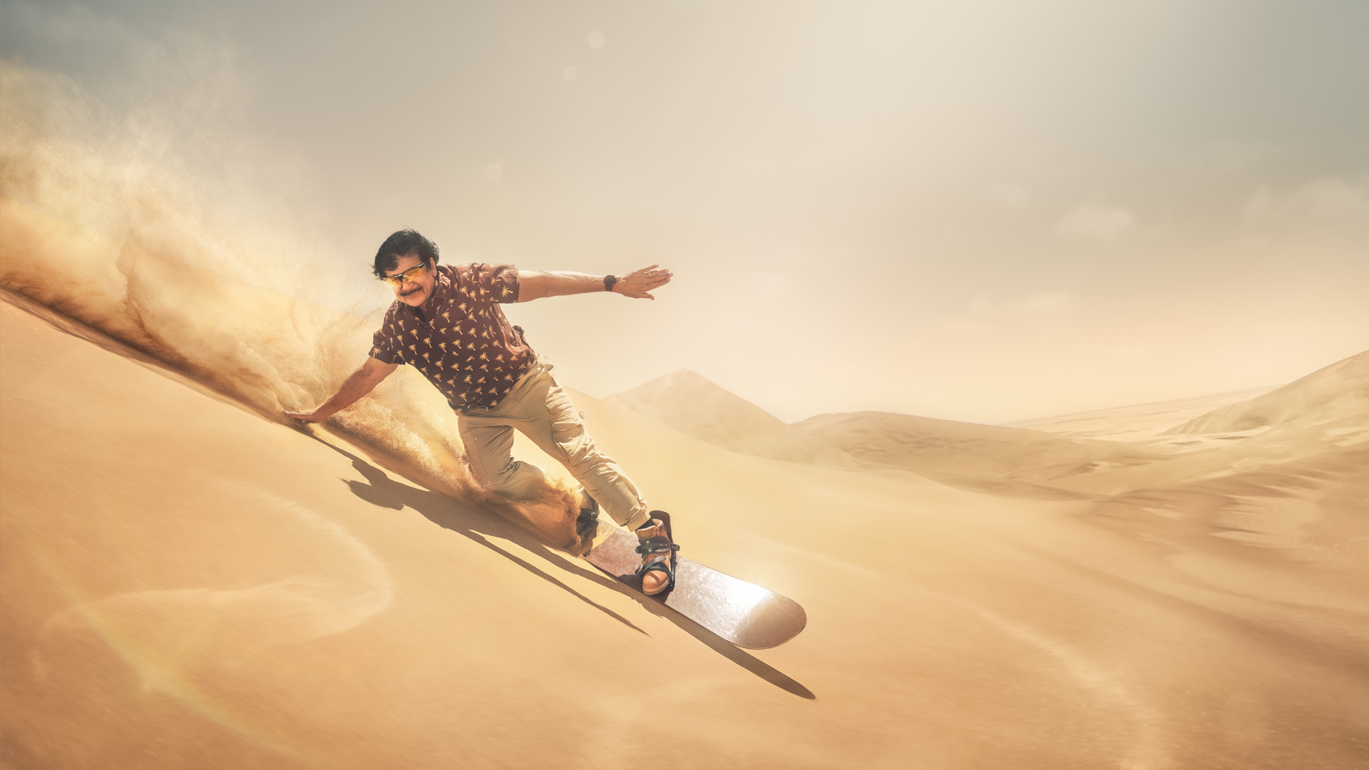 Karim surfar på sanddynorna.