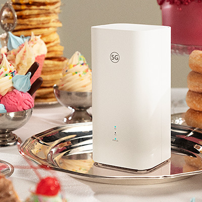 Vit 5G-router i minimalistisk design. Routern har lysdioder som visar anslutningsstatus för 5G och 4G.