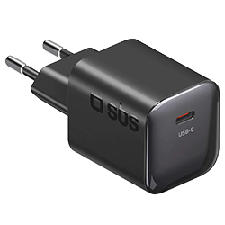 Svart kompakt väggadapter med USB-C-port och SBS-logotyp, visad i vinkel mot vit bakgrund.