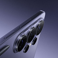 Baksidan på en lila S26 Ultra, med tre stora kameror i en vertikal rad och två mindre sensorer bredvid