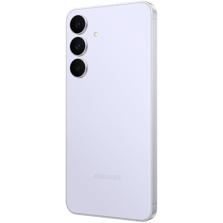 Ljusblå Samsung Galaxy S25 FE sedd bakifrån med tre vertikalt placerade kameralinser i svart på övre vänstra sidan.