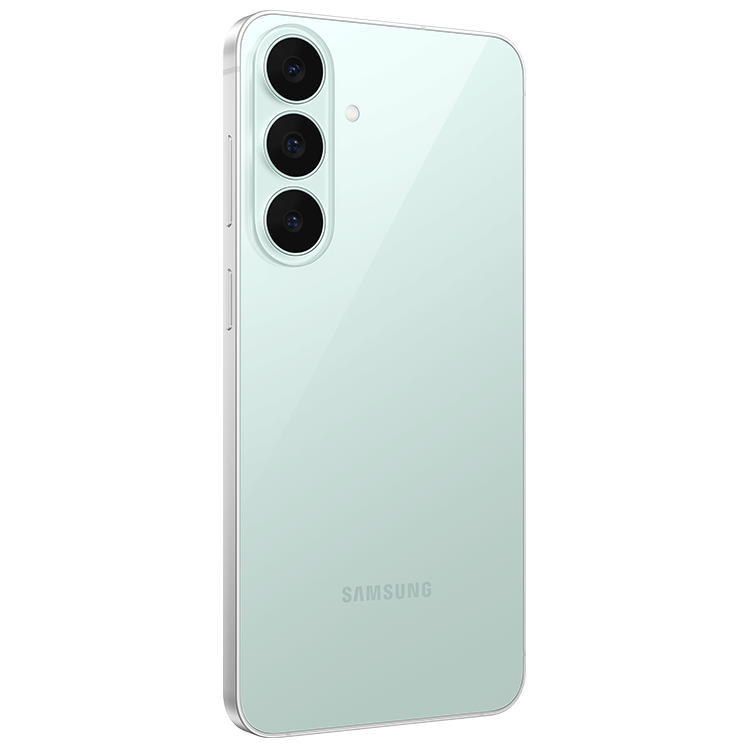 Samsung smartphone sedd bakifrån i grön färg med trippelkamera och silverram mot vit bakgrund.