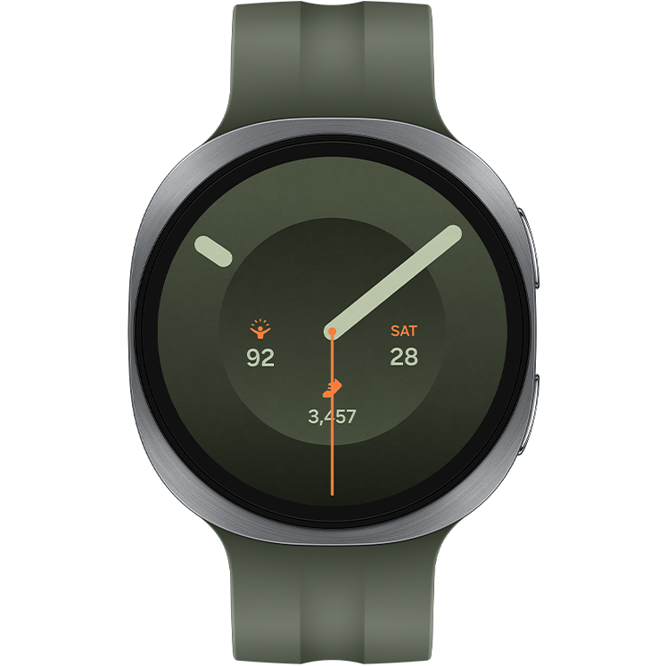 Grön smartwatch med runt silverfärgat hölje, grönt armband och urtavla med orange detaljer som visar datum och steg.