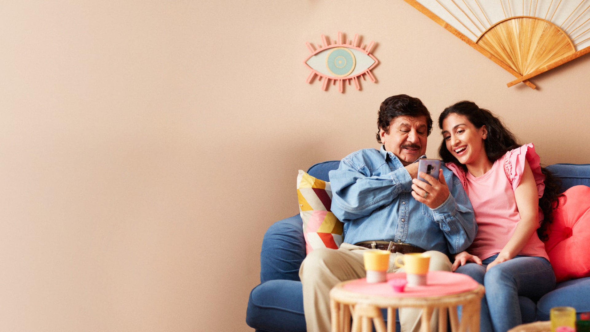 Karim och Nadja mobilsurfar i soffan