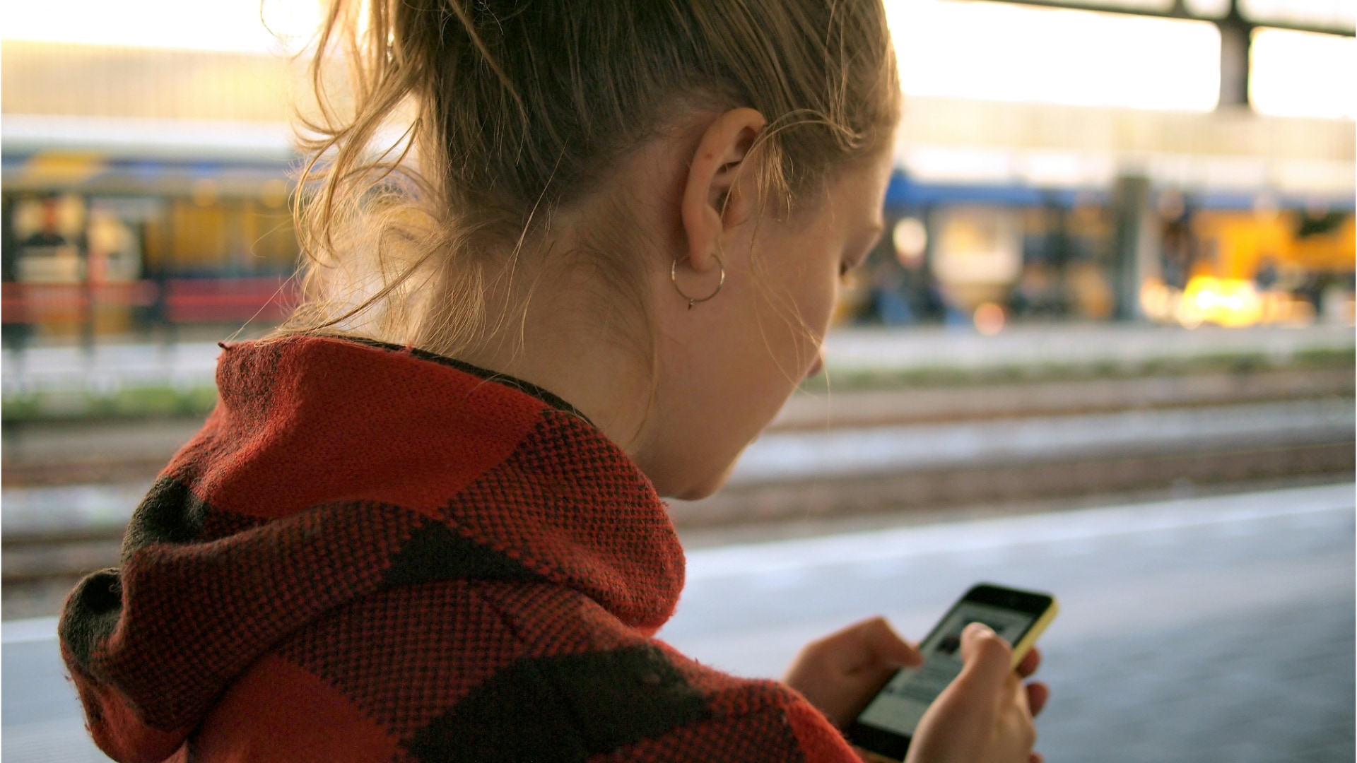 Kvinna använder mobiltelefon