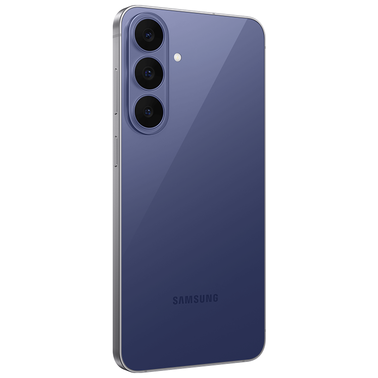 Samsung smartphone sedd bakifrån i mörkblå färg med trippelkamera och silverram mot vit bakgrund.