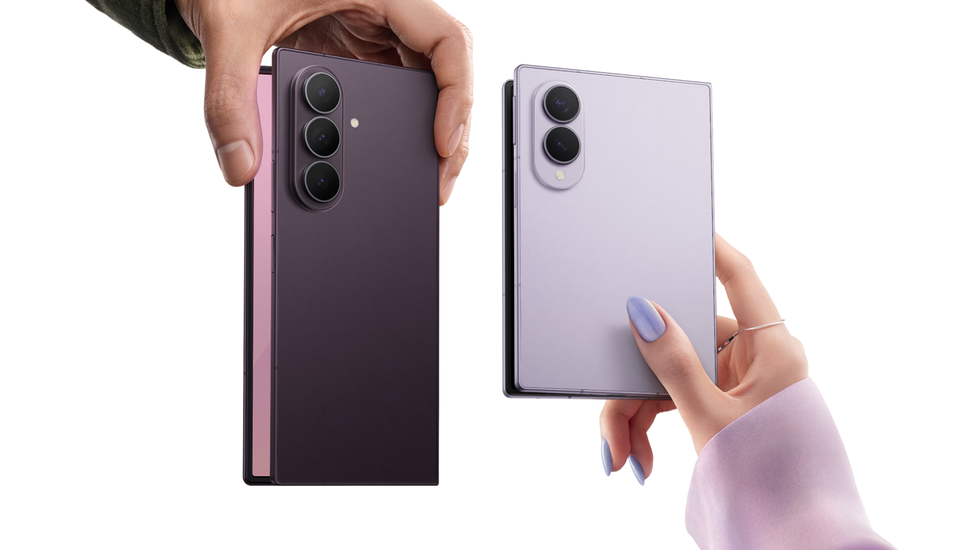 Två händer håller Samsung Galaxy Z Fold8 Ultra och Fold8 i lila färger, visande baksidan med kameror.