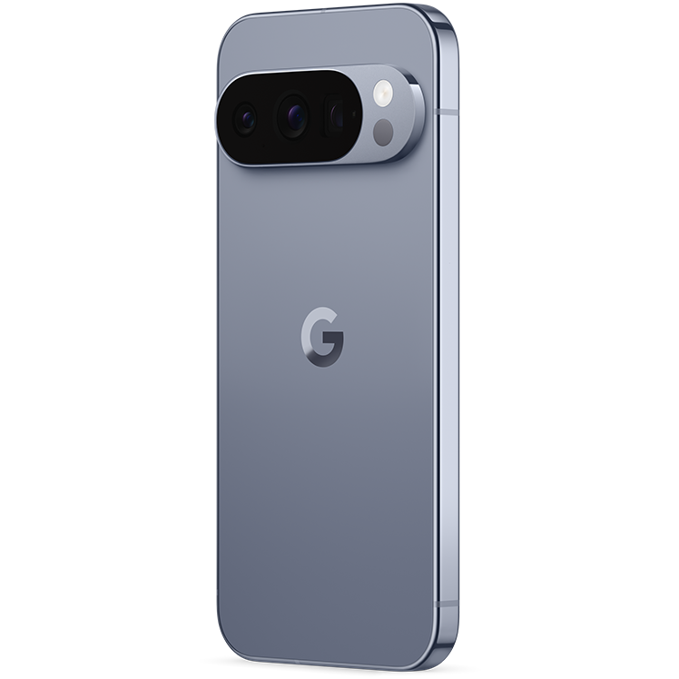 Grå Google Pixel 10 Pro sedd snett bakifrån, med framträdande kameramodul och G-logotyp på baksidan.