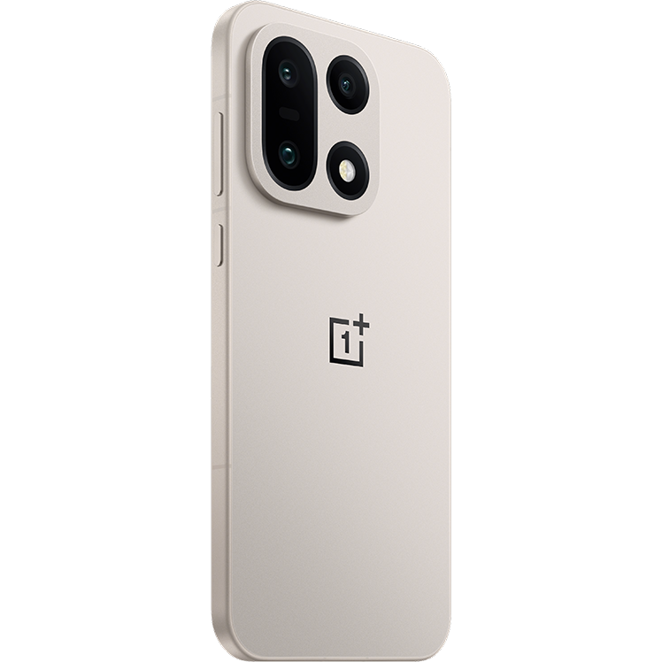 Ljusgrå OnePlus-smartphone sedd snett från baksidan med fyrkantig kameramodul innehållande flera linser.