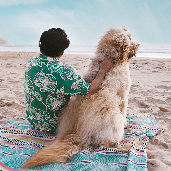 Karim på strand med hund